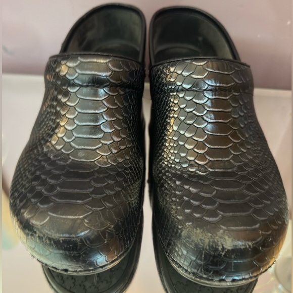 👩🏼‍⚕️🏥 Dansko Professional Black Iridescent Snake Print 41 - Picture 4 of 9